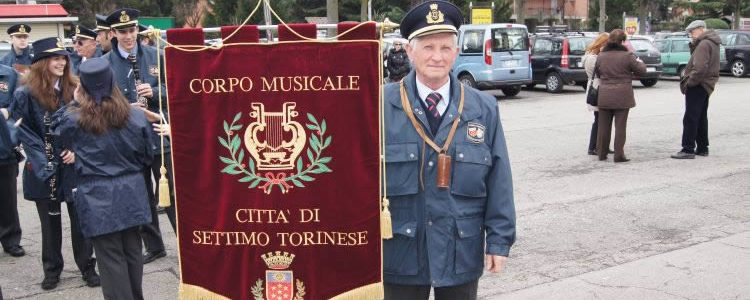 Picchetto d’onore e banda per il funerale del portabandiera Giuseppe Aldegheri